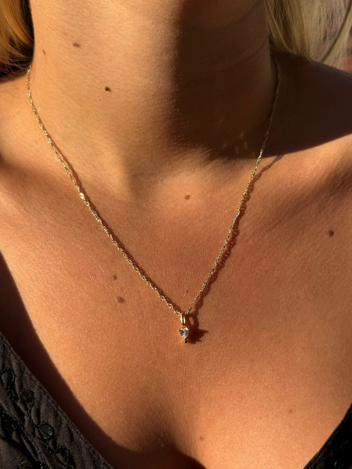 Collar Brillito de Kira, puesto, con luz de atardecer